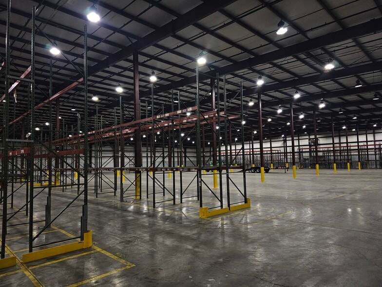 More Photos Of 101 Industrial Dr, Bristol Distribution For Lease