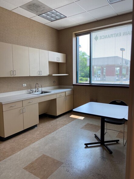 More Photos Of 1978 W Wilson St, Batavia Bank For Lease