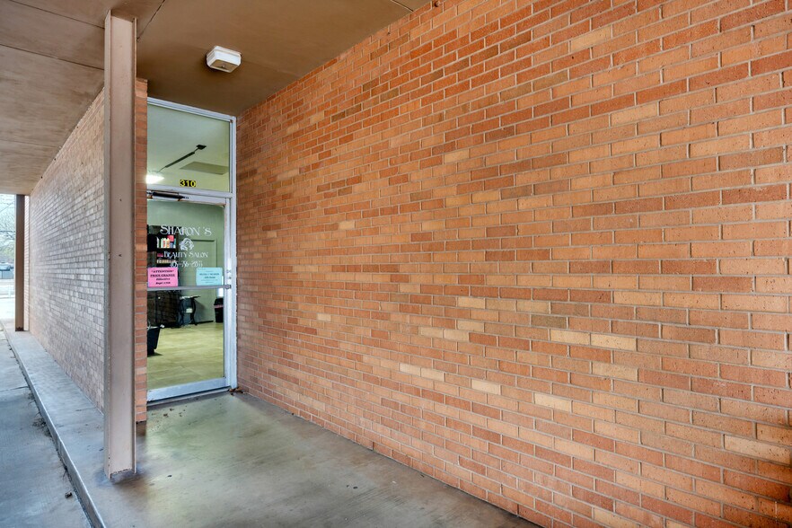 More Photos Of 308-310 S Main St, Lindsay Office For Sale