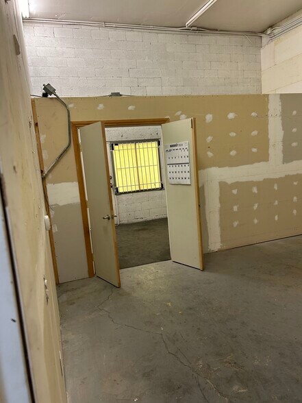 More Photos Of 3301-3327 Western Ave, Las Vegas Industrial For Sale