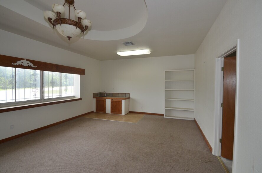 More Photos Of 31633 US-377 Hwy, Gordonville Light Distribution For Sale