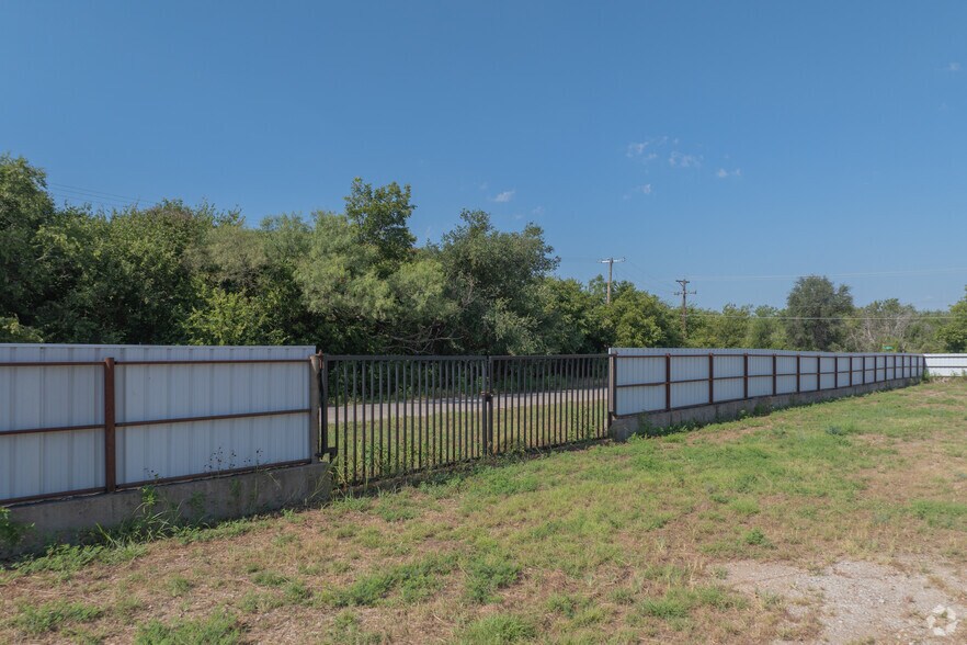 More Photos Of 705 Industrial Loop, Breckenridge Manufacturing For Lease