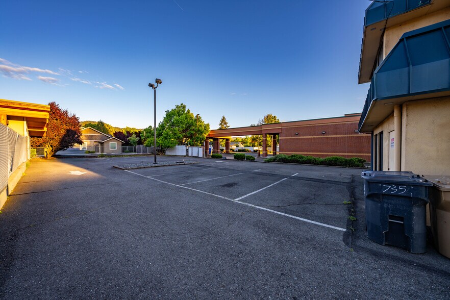 More Photos Of 735 SE 7th St, Grants Pass Office For Sale