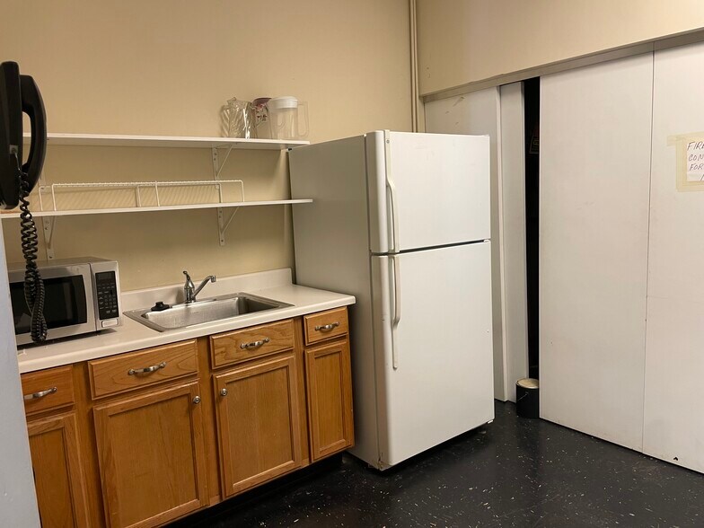 More Photos Of 9405 Kenwood Rd, Cincinnati Unknown For Lease