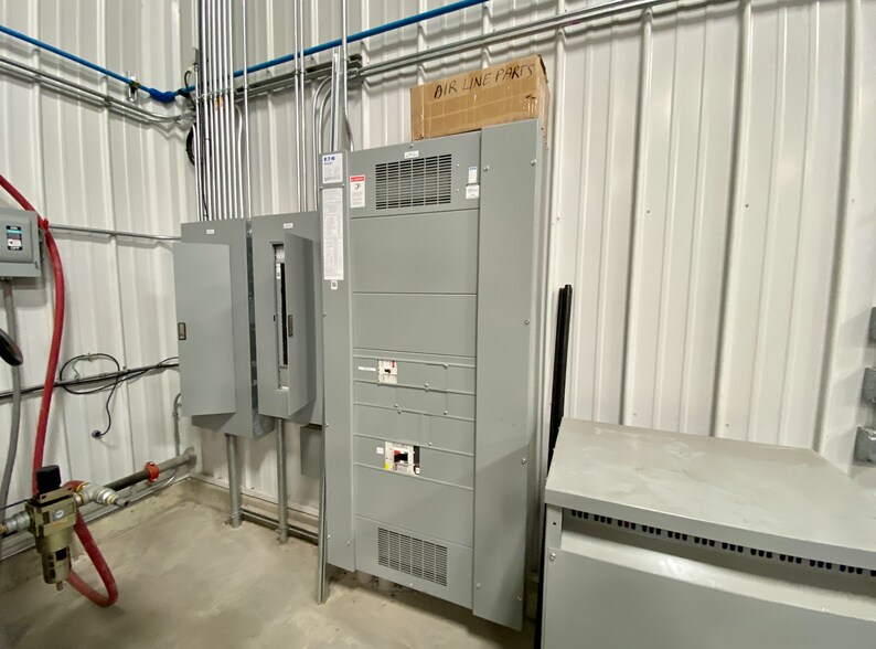 More Photos Of 100 Brakeshoe Ct, East Moline Warehouse For Lease