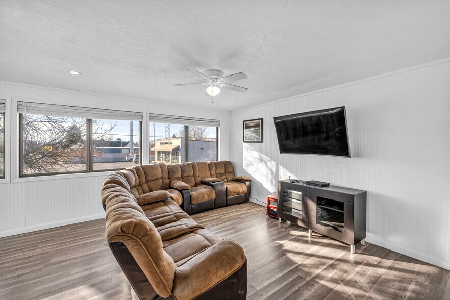 More Photos Of 2 Newcombe Ave, Yerington Office For Sale