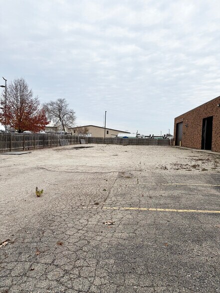 More Photos Of 375 Renner Dr, Elgin Warehouse For Lease
