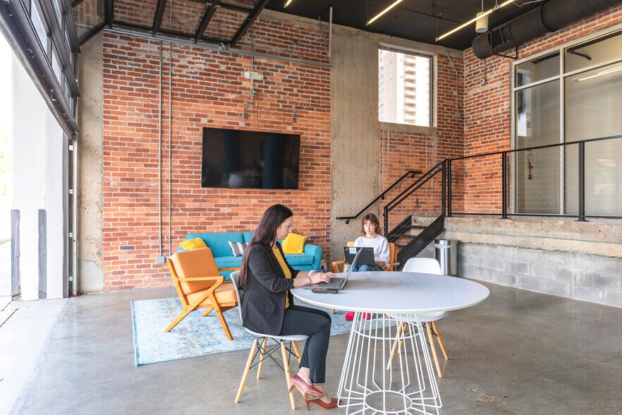 More Photos Of 25 N Market St, Jacksonville Coworking Space