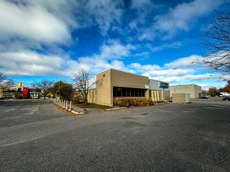 More Photos Of 93 Boul Gréber, Gatineau Office For Sale