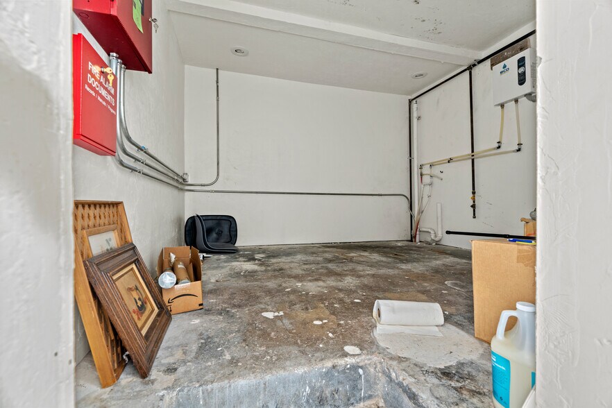 More Photos Of 606 Frisco Ave, Clinton Storefront Retail Office For Sale