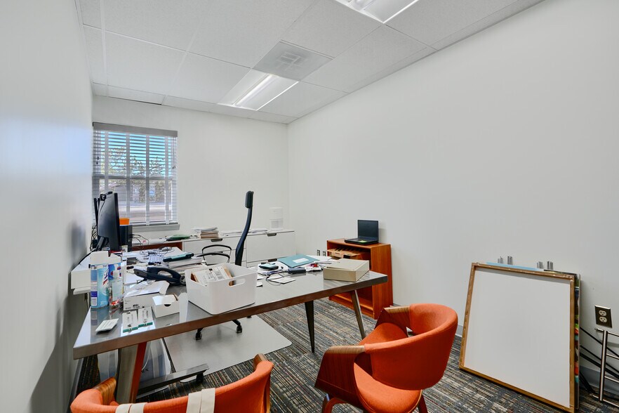 More Photos Of 11 Center Pl, Dundalk Office For Sale