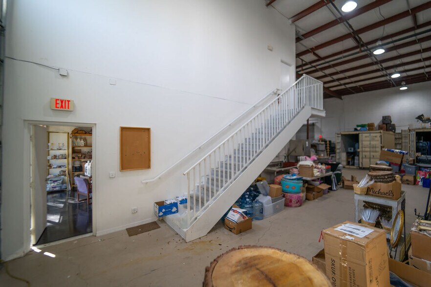 More Photos Of 1095 Business Ln, Naples Showroom For Sale