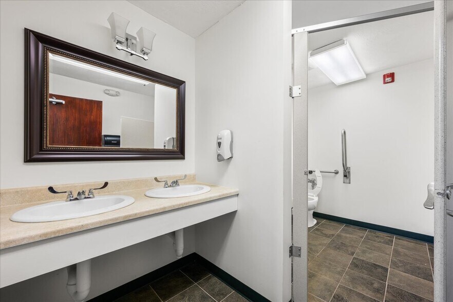 More Photos Of 10 Railroad Pl, Norwich Flex For Lease