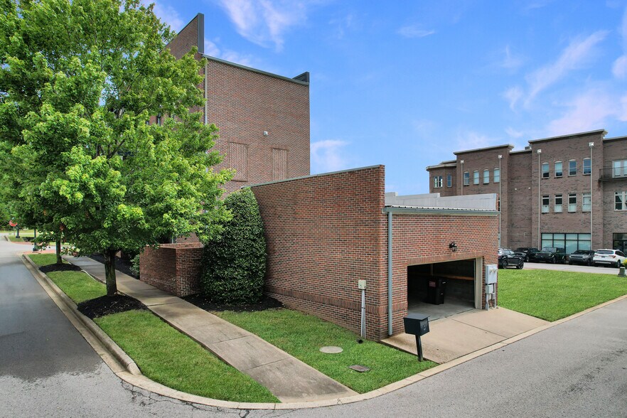 More Photos Of 208 Centre St, Pleasant View Office For Sale