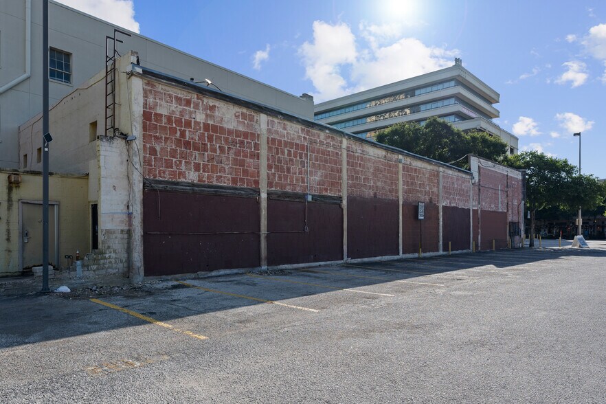 More Photos Of 425-427 S Saint Marys St, San Antonio Storefront Retail Office For Sale