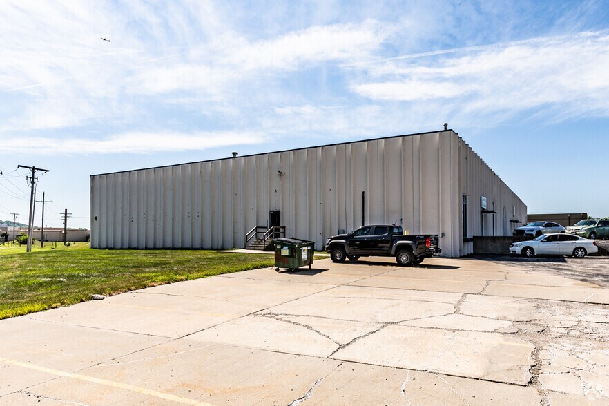 More Photos Of 301-309 NW Business Park Ln, Riverside Warehouse For Lease