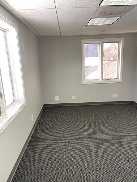 More Photos Of 110 S Hager Ave, Barrington Office For Lease
