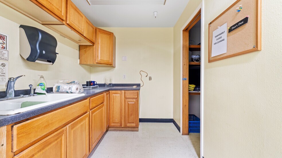 More Photos Of 905 S 2nd Ave, Walla Walla General Retail For Sale