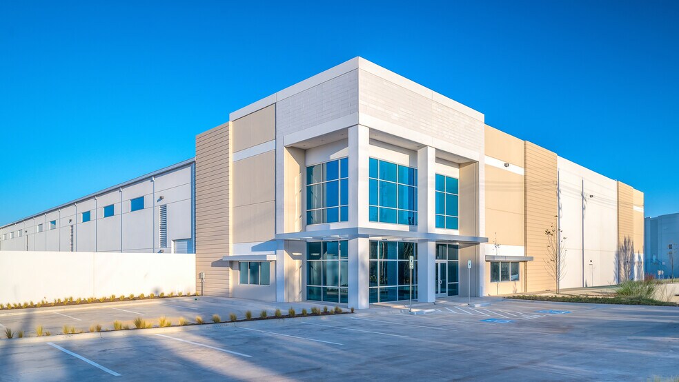 More Photos Of 500 W Vista Ridge Dr, Coppell Unknown For Lease