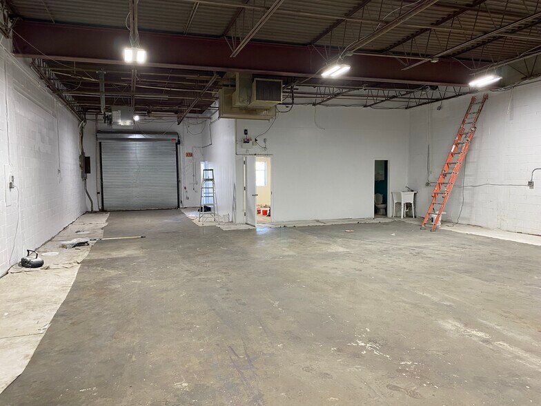 More Photos Of 181 E Industry Ct, Deer Park Warehouse For Lease