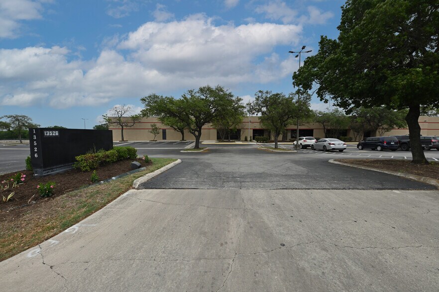 More Photos Of 13526 Nacogdoches Rd, San Antonio Flex For Lease