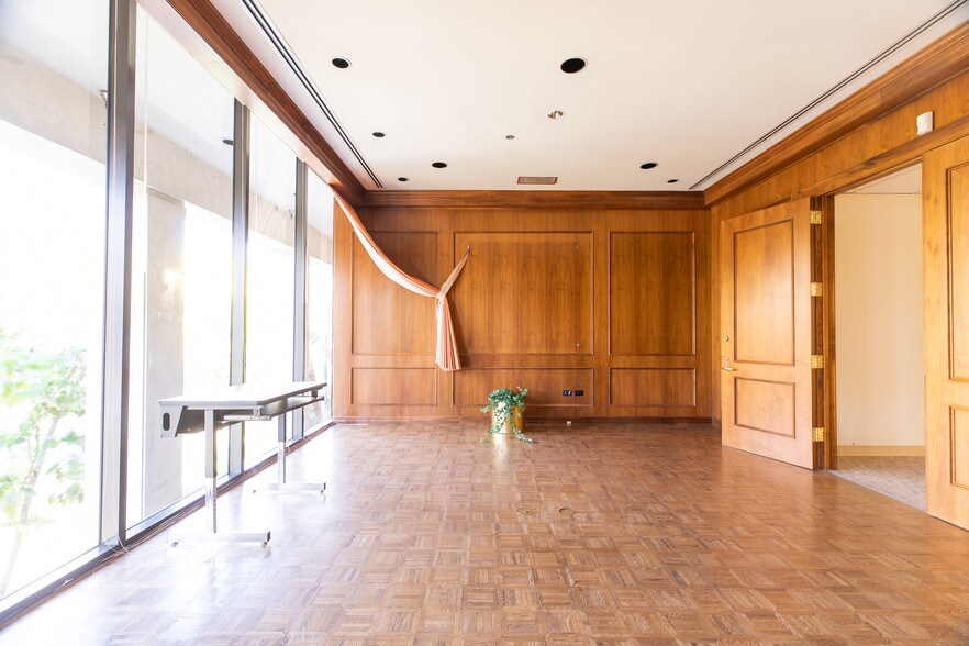 More Photos Of 21100 Erwin St, Woodland Hills Office For Sale
