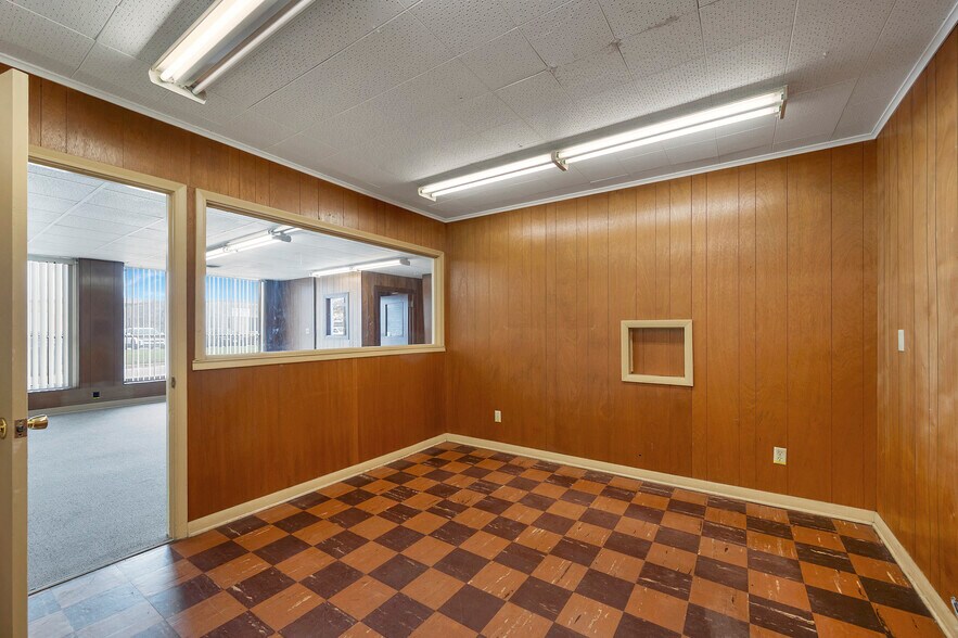 More Photos Of 1662 Morrow St, Green Bay Warehouse For Lease