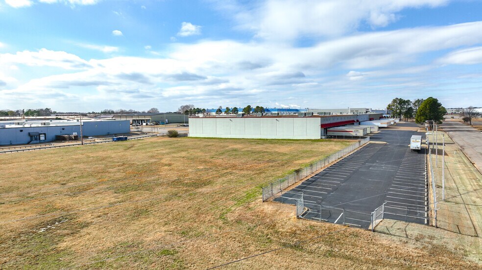 More Photos Of 8950 Hacks Cross Rd, Olive Branch Distribution For Lease
