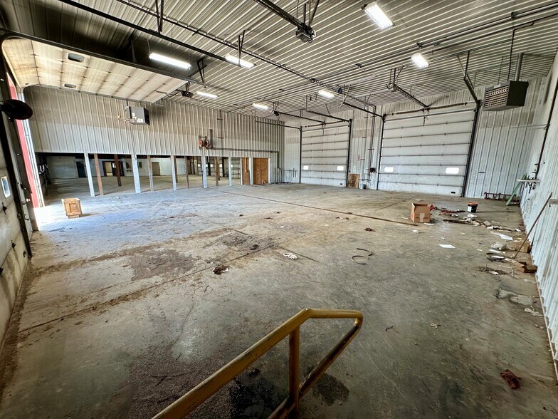 More Photos Of 2305 W Industrial Park Dr, Bloomington Warehouse For Lease