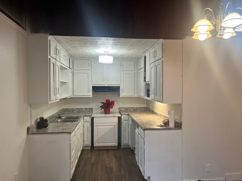 More Photos Of 2230 Palm St, Canton Freestanding For Lease