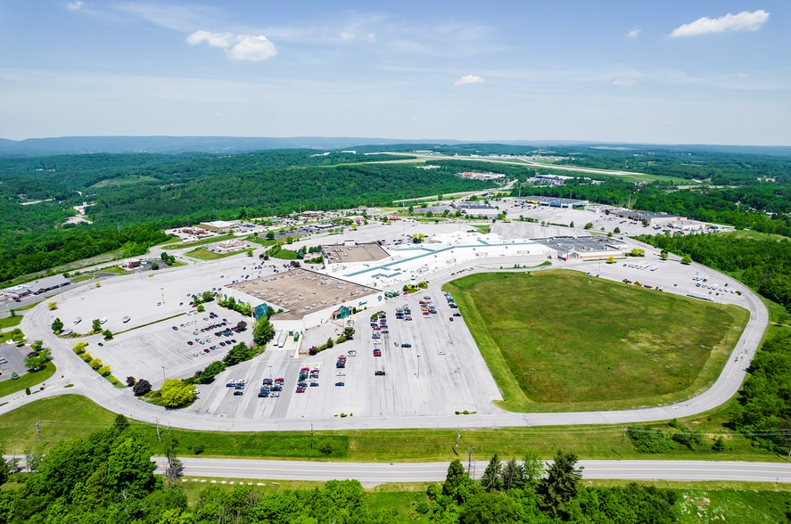 More Photos Of 550 Galleria Dr, Johnstown Department Store For Lease