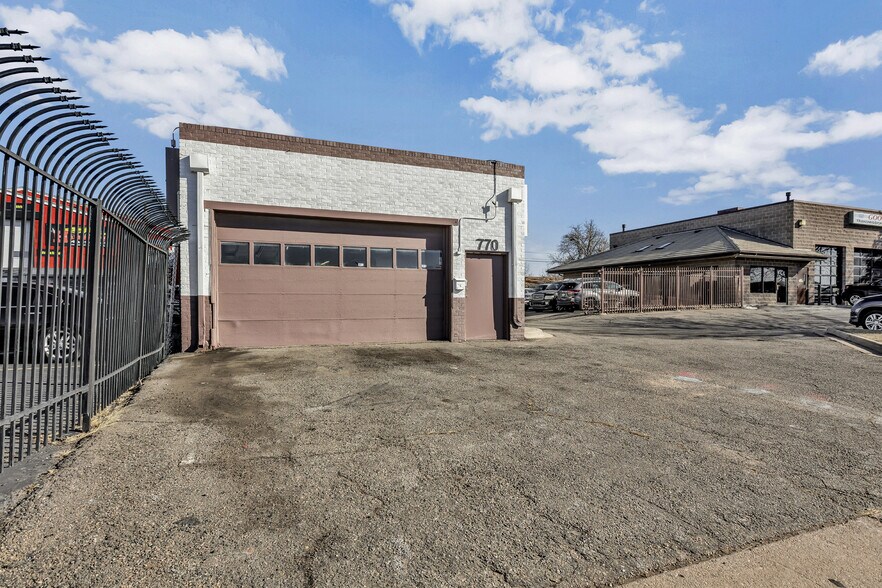 More Photos Of 770 Dayton St, Aurora Flex For Lease