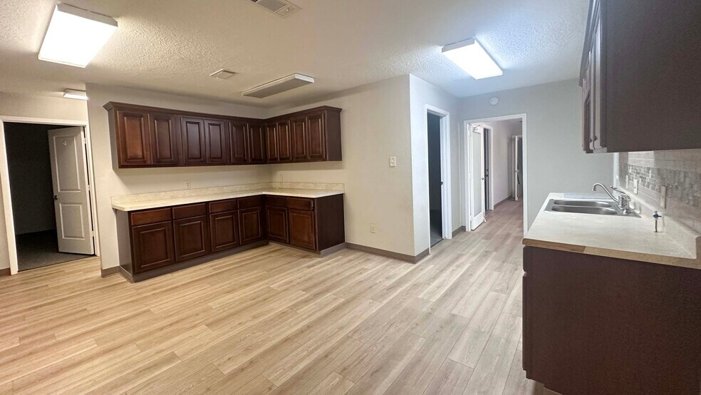 More Photos Of 1905 Jasmine Dr, Pasadena Industrial For Lease