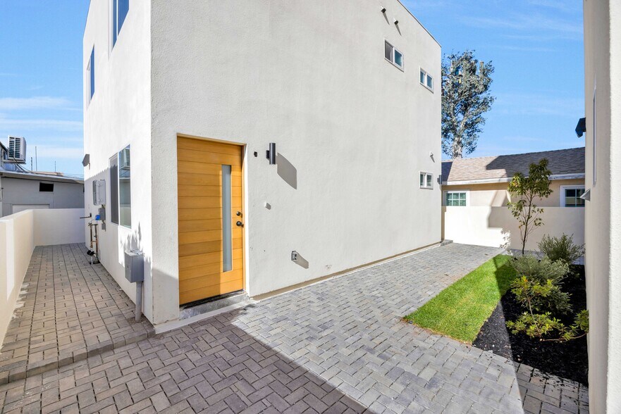 More Photos Of 10905 Dalerose Ave, Inglewood Multifamily For Sale