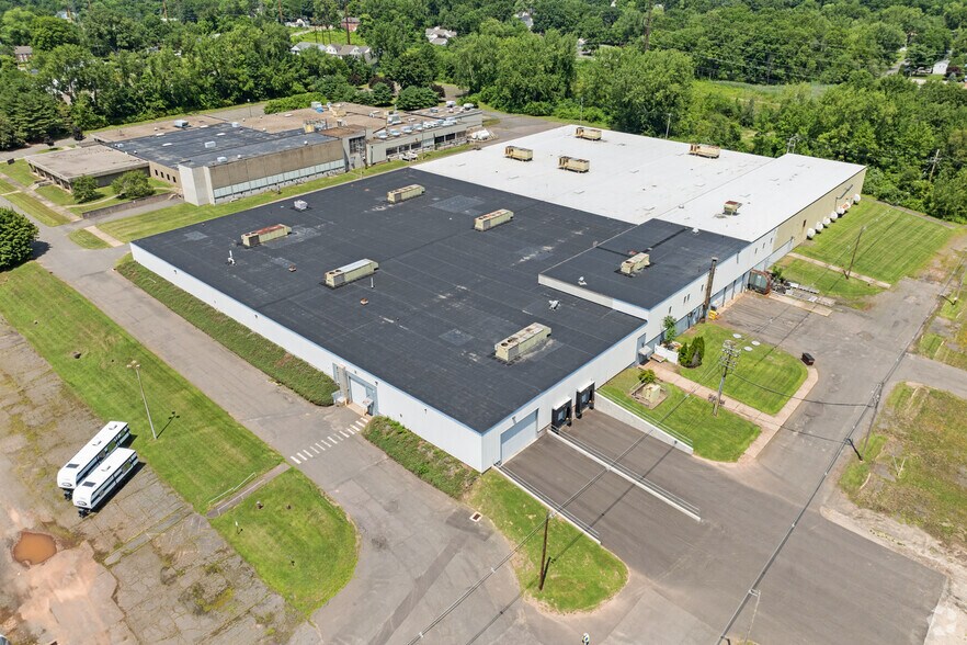 More Photos Of 92 Deerfield Rd, Windsor Unknown For Lease
