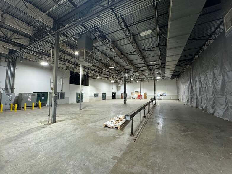 More Photos Of 27 Production Dr, Dover Distribution For Lease