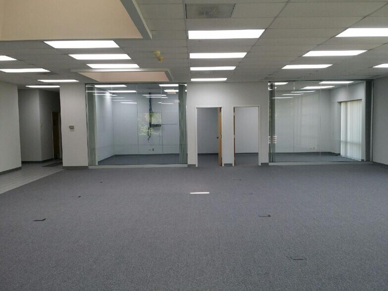 More Photos Of 345 Richert Rd, Wood Dale Warehouse For Lease