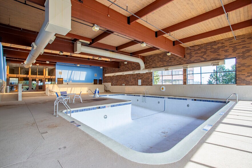 More Photos Of 500 Holiday Plaza Dr, Matteson Hotel For Sale