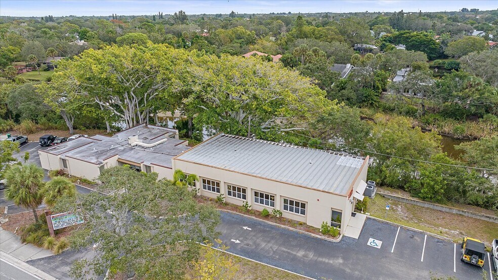 Primary Photo Of 3205 Southgate Cir, Sarasota Office For Sale
