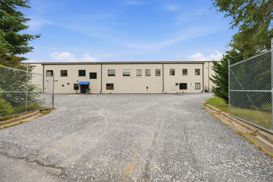 More Photos Of 521 Digiulian Blvd, Glen Burnie Warehouse For Lease