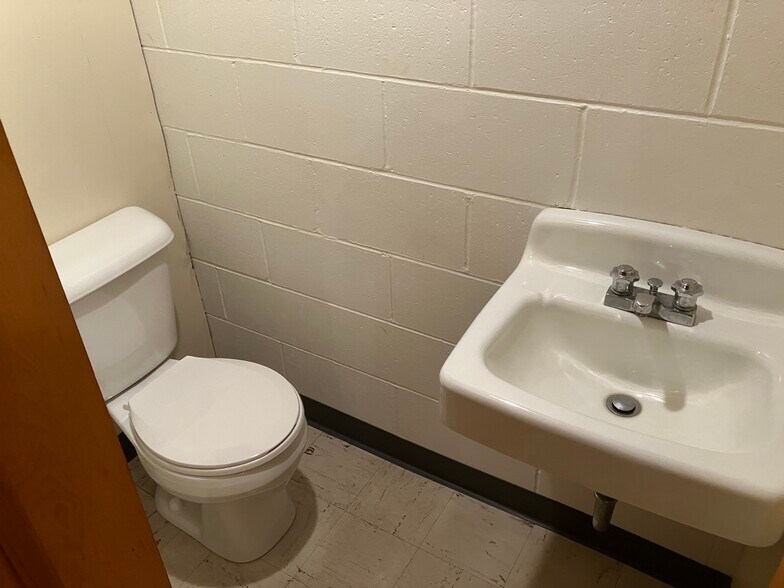 More Photos Of 211 W 1st St, Dixon General Retail For Sale