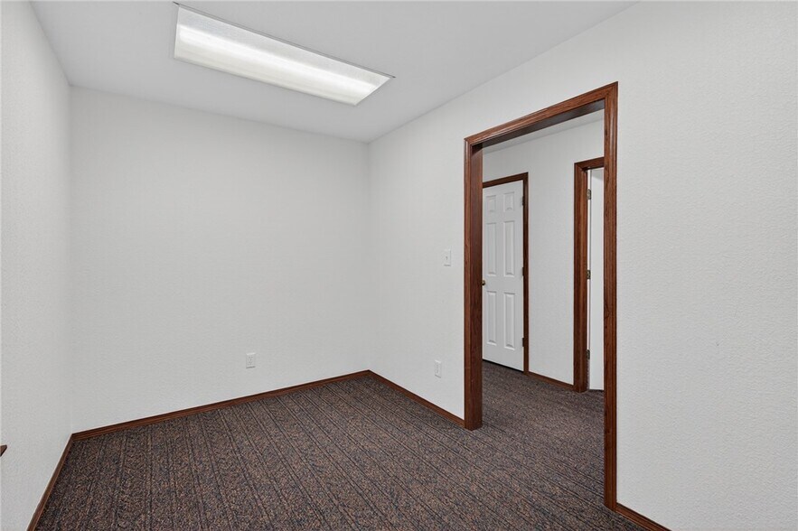 More Photos Of 706 W Broadway St, Spiro Medical For Sale