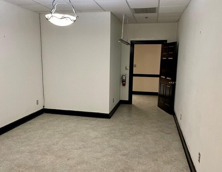 More Photos Of 1514 Holland Rd, Suffolk Office Residential For Lease