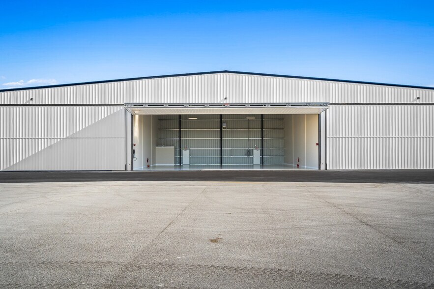 More Photos Of 2590 Airport North Dr, Vero Beach Warehouse For Lease