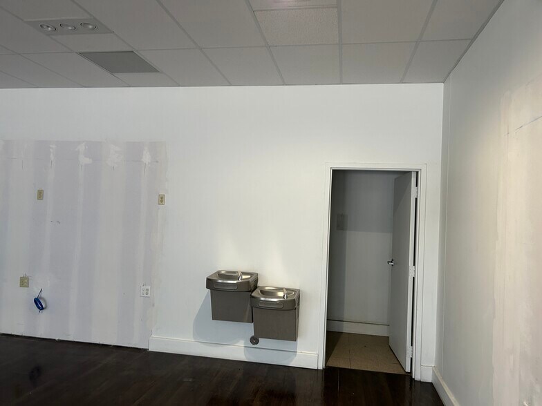 More Photos Of 1824 W Slaughter Ln, Austin Freestanding For Lease