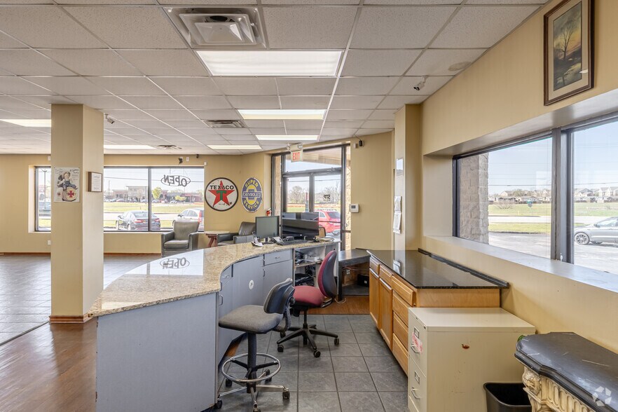 More Photos Of 200 SW Regional Airport Blvd, Bentonville Freestanding For Sale