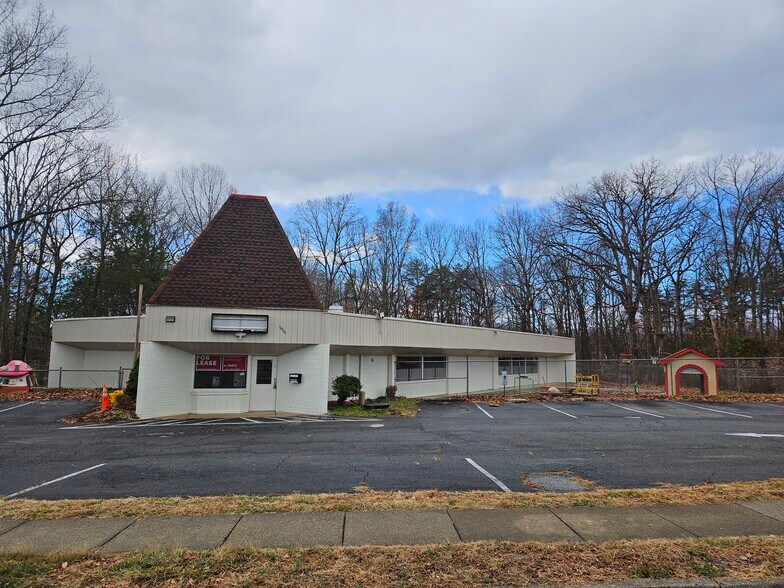 Primary Photo Of 14900 Cloverdale Rd, Dale City Daycare Center For Lease