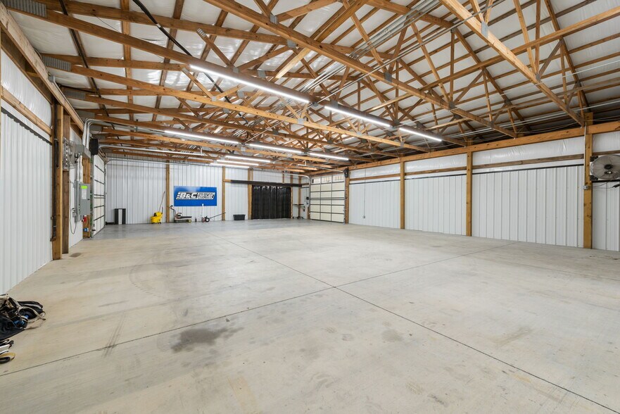 More Photos Of 26091 OK-51, Wagoner Showroom For Sale