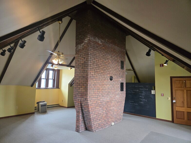 More Photos Of 1070-1080 Kingstown Rd, South Kingstown Warehouse For Lease