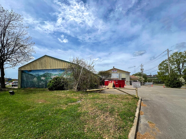 More Photos Of 628 Meridian St N, Huntsville Freestanding For Lease